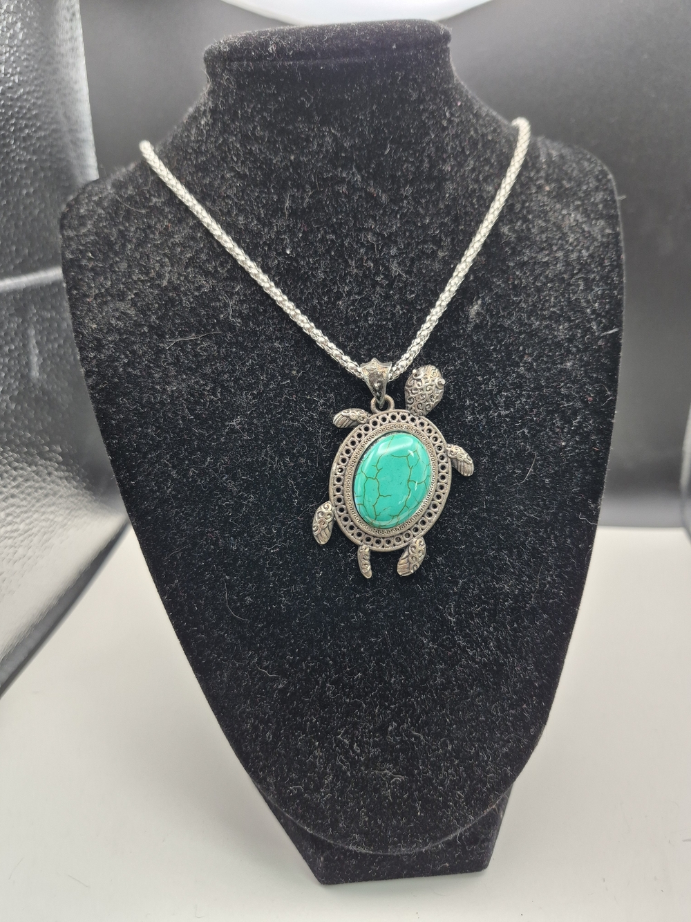 Turquoise Turtle Pendant Necklace - Silver Tone. 20in Chain
